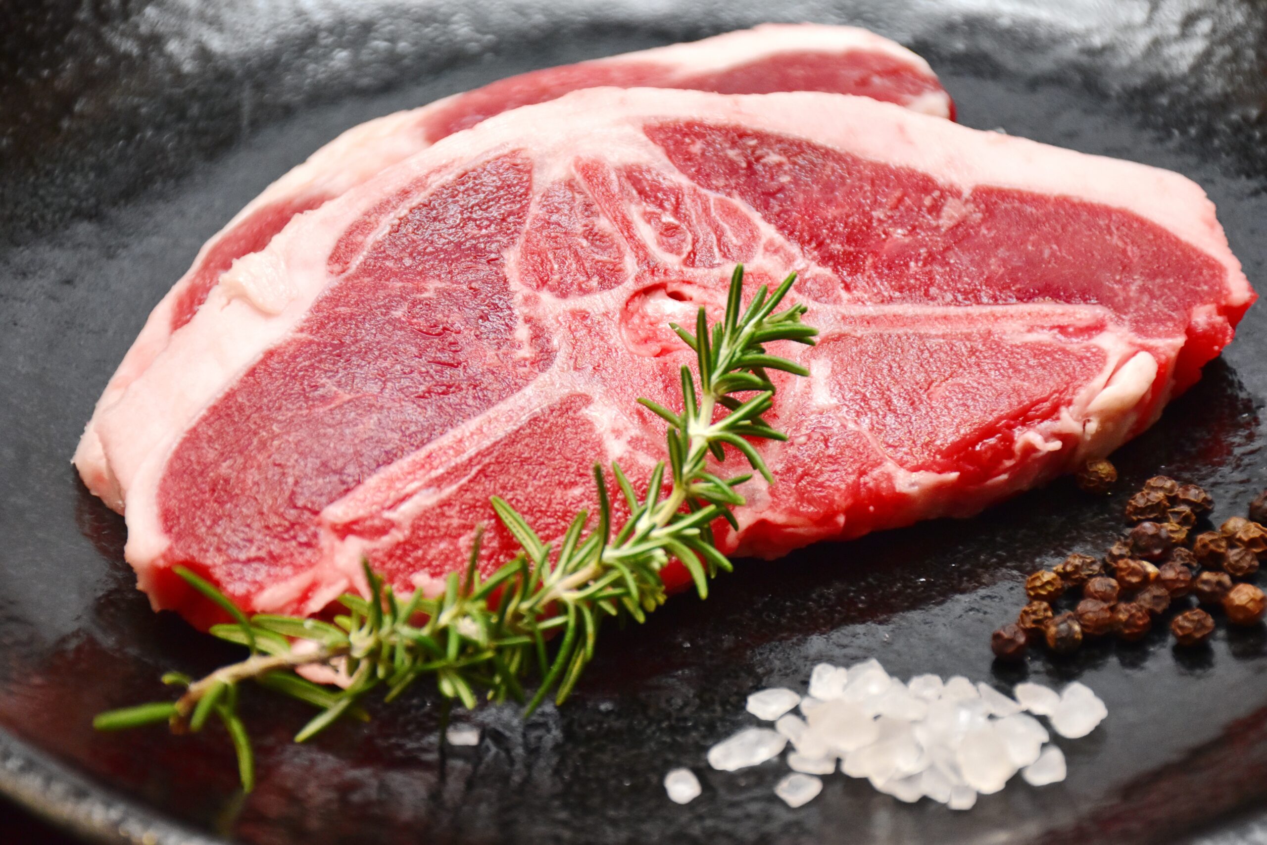 Wildfleisch zugeschnitten — fein, mager, dunkel