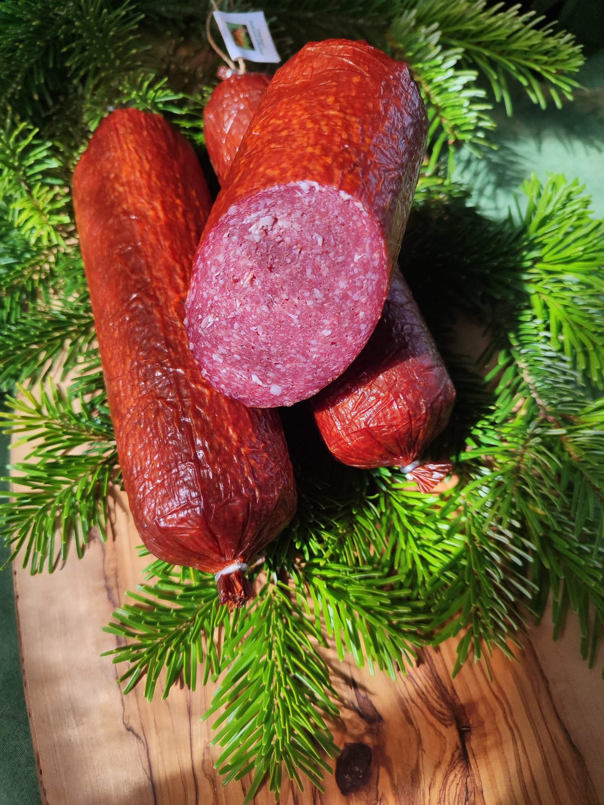 Rehsalami vor Tannengrün — feiner und milder