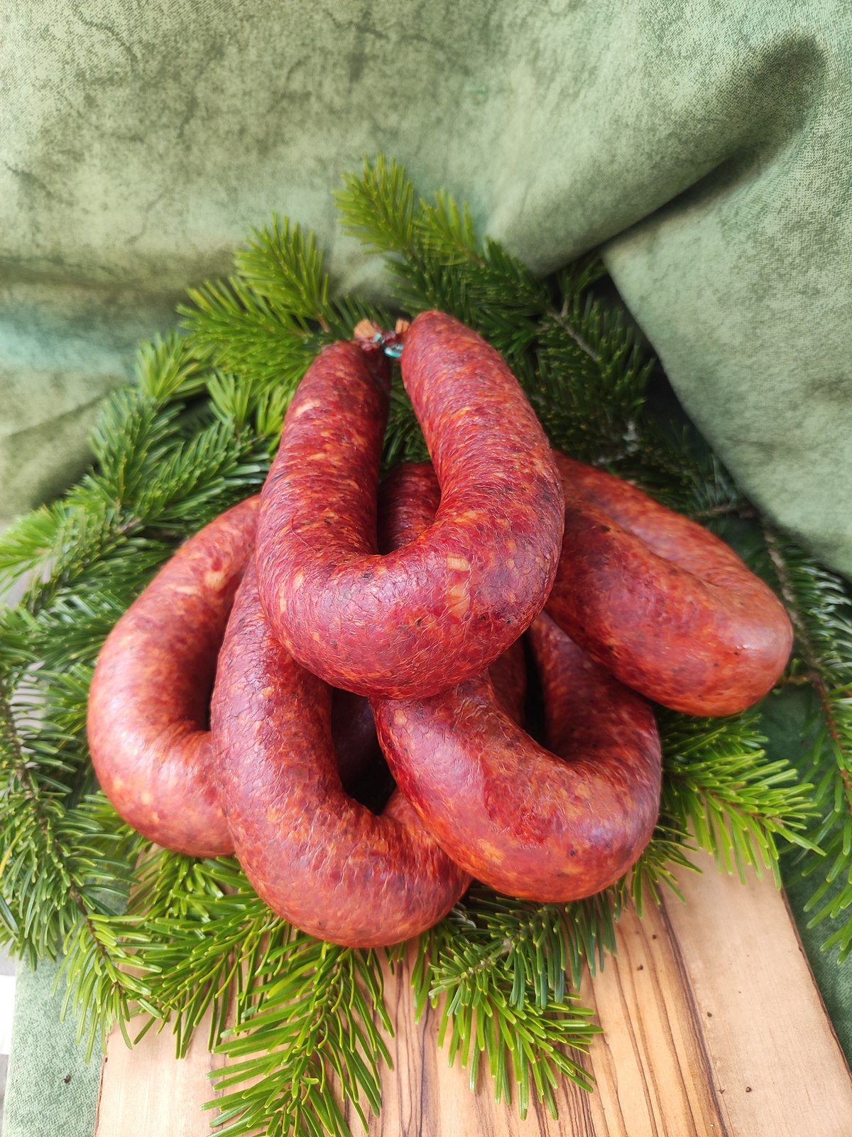 Wildbratwurst-Ring präsentiert auf Tannenzweigen