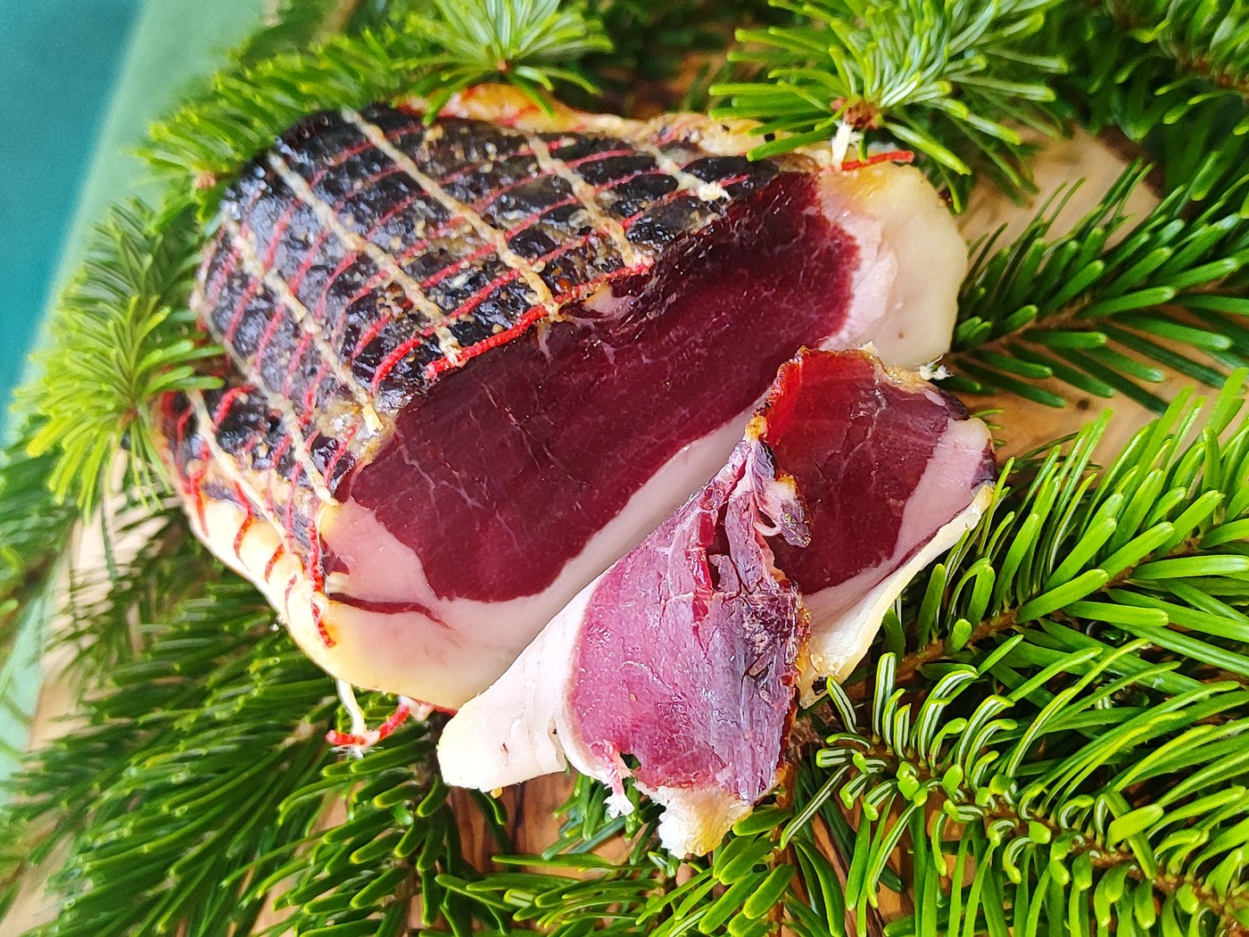 Luftgetrockneter Wildschweinschinken am Stück