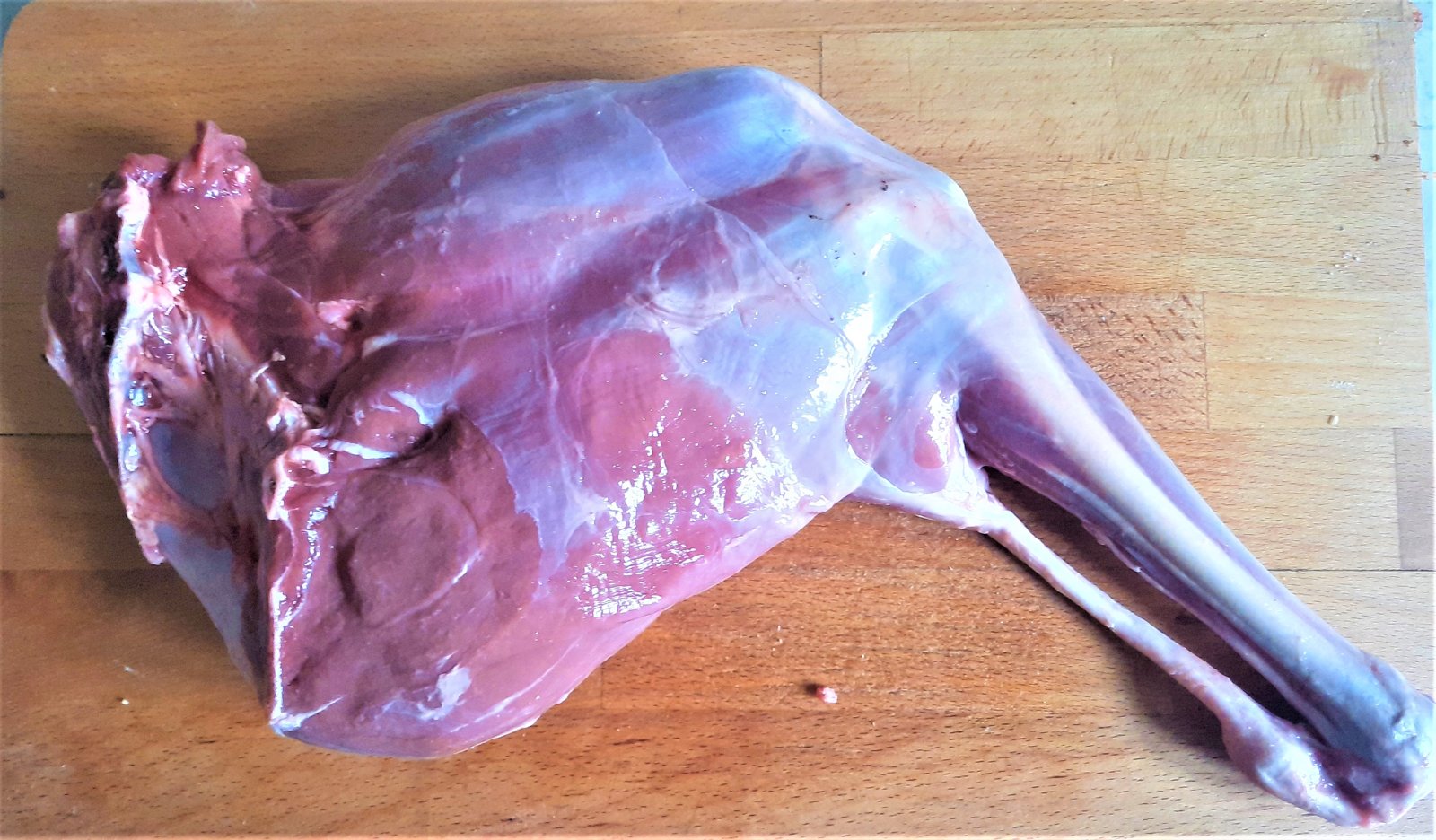 Wildfleisch zugeschnitten — fein, mager, dunkel