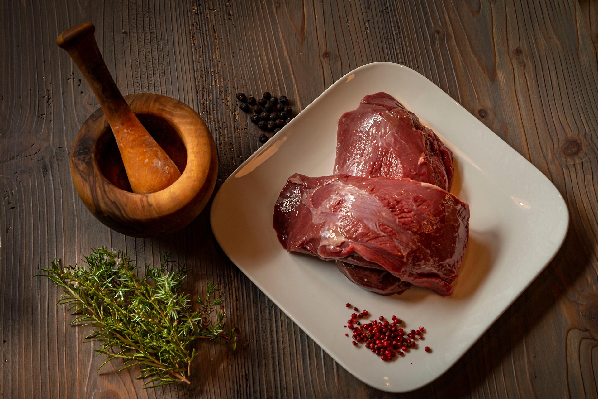Wildfleisch zugeschnitten — fein, mager, dunkel