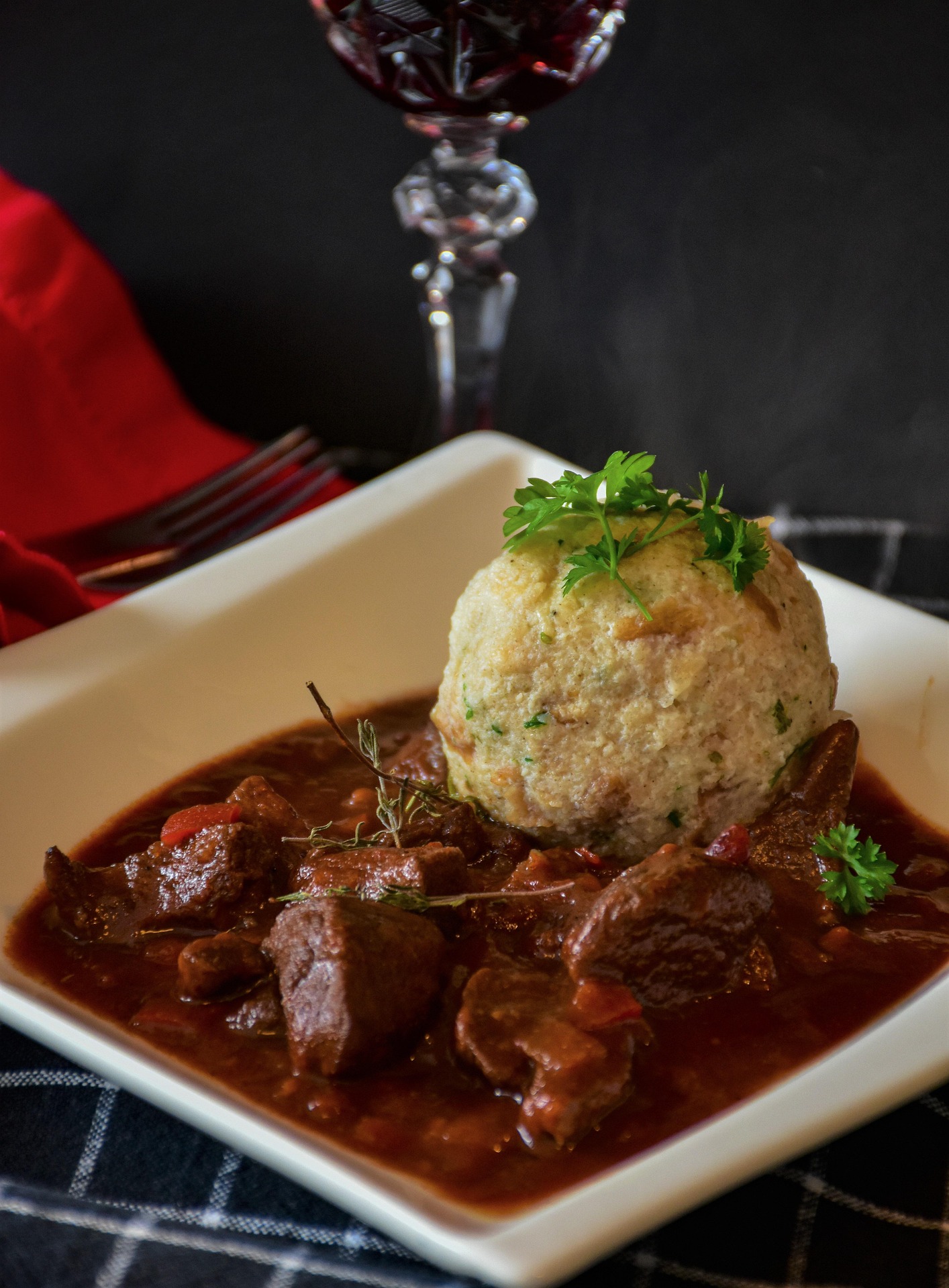 Wildfleisch zugeschnitten — fein, mager, dunkel