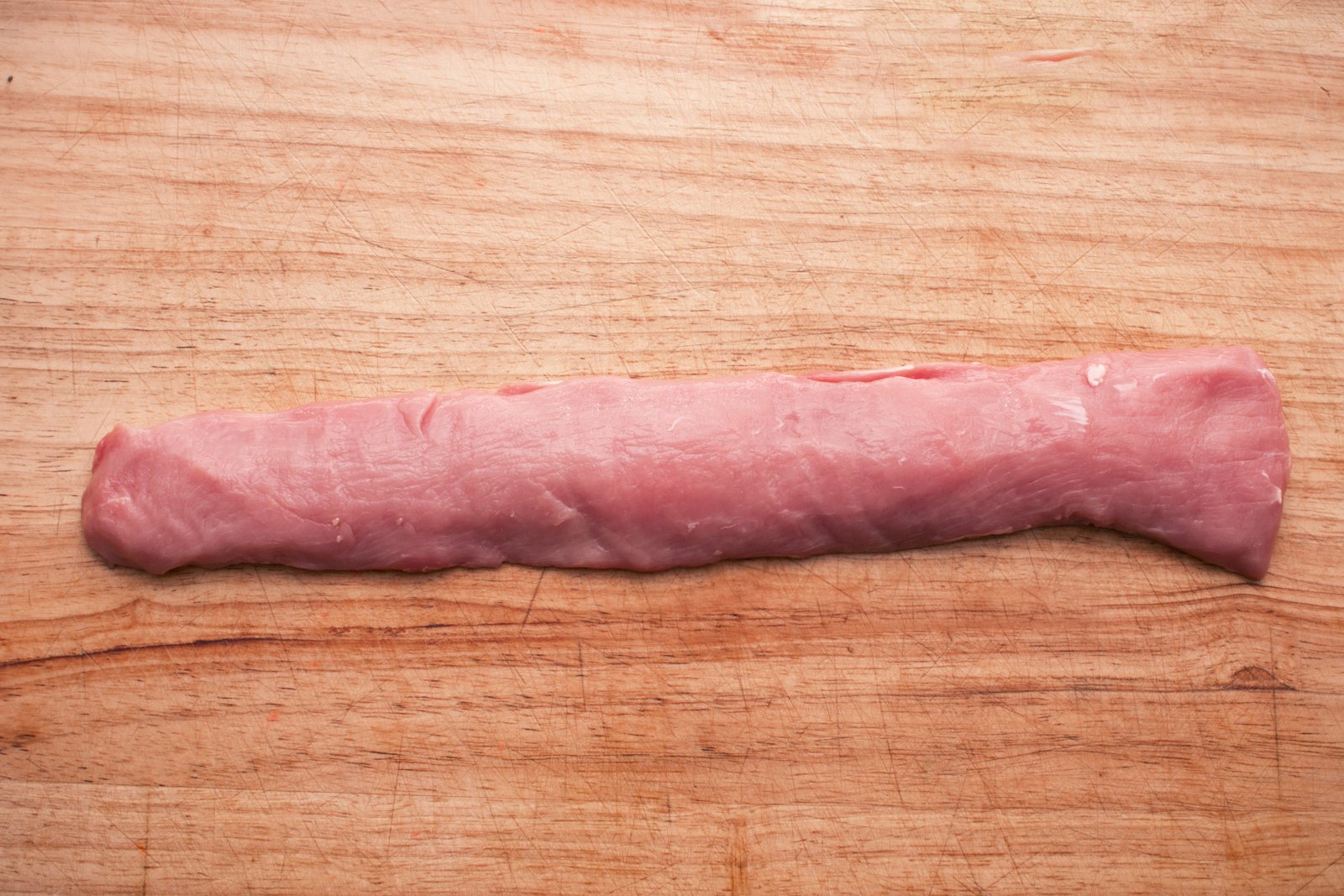Wildfleisch zugeschnitten — fein, mager, dunkel